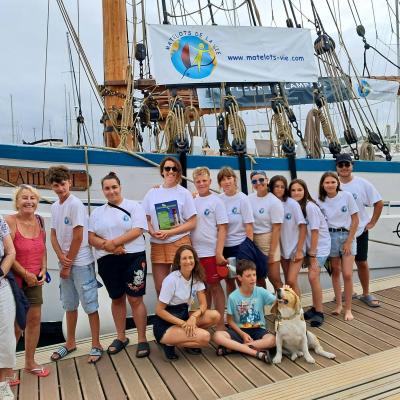 Les deux membres de l’association « l’estuaire pour tous », grand sourire avec les matelots en avant !