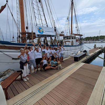 Les deux membres de l’association « l’estuaire pour tous », grand sourire avec les matelots en avant !