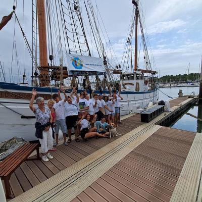 Les deux membres de l’association « l’estuaire pour tous », grand sourire avec les matelots en avant !