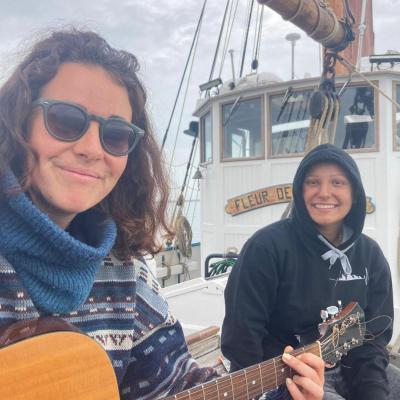 Telma, Gabin, Maëline et Marie passent du temps à faire de la guitare et chanter 