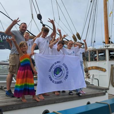 Les matelots devant la Fleur de Lampaul avec le drapeau d’Echo Mer