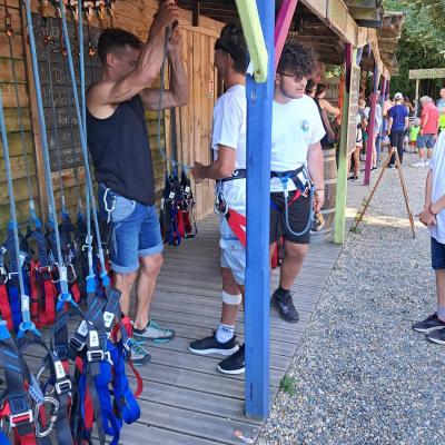 L’instructeur entrain d’expliquer aux enfants les différentes bases de l’accrobranche