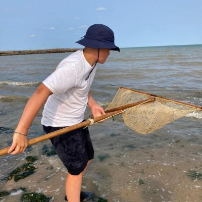Gabin s’essaie à la pêche à huîtres