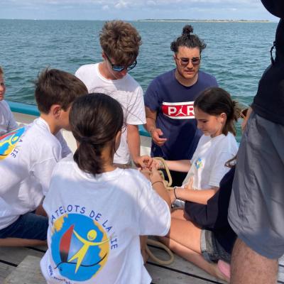 Tous les jeunes essaient de résoudre les énigmes