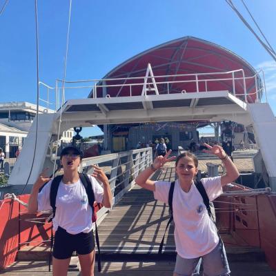 Maëly et Lou a l’avant du bateau, en pleine découverte du musée !