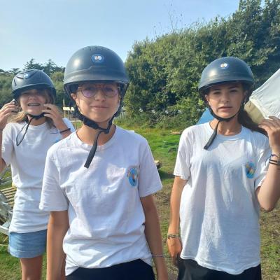 Lou, Lise et Maëly en train de mettre leur bombe
