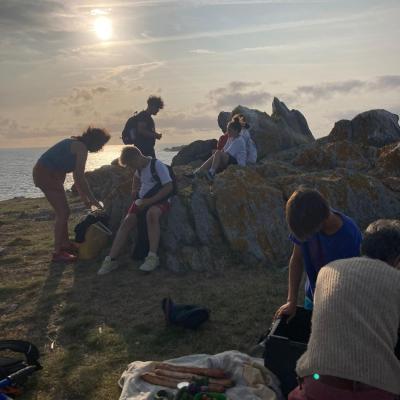 Regroupement pour savourer un apéro dinatoire pendant la transhumance 