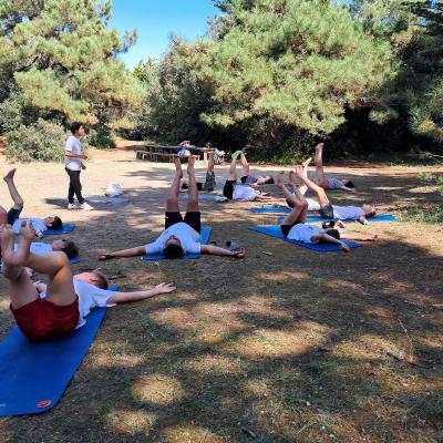 Session de yoga avec Joakim. Tout le monde est bien concentré ! Une découverte pour tous les matelots
