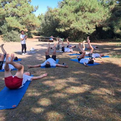 Session de yoga avec Joakim. Tout le monde est bien concentré ! Une découverte pour tous les matelots