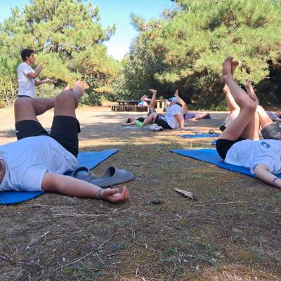 Session de yoga avec Joakim. Tout le monde est bien concentré ! Une découverte pour tous les matelots