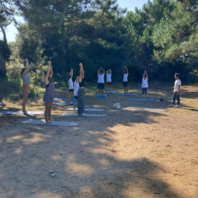 Session de yoga avec Joakim. Tout le monde est bien concentré ! Une découverte pour tous les matelots