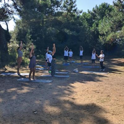 Session de yoga avec Joakim. Tout le monde est bien concentré ! Une découverte pour tous les matelots