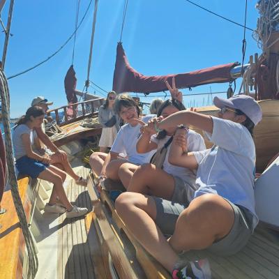 Découverte du Bora Bora par les matelots et leur famille