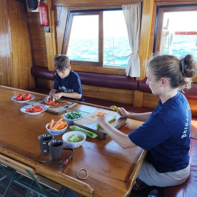 Temps de repas (préparation du buffet, vaisselle a l’eau de mer, explication de jonglage avec des cuillères)