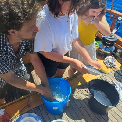 Temps de repas (préparation du buffet, vaisselle a l’eau de mer, explication de jonglage avec des cuillères)