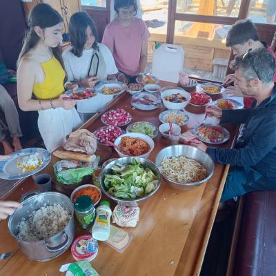Temps de repas (préparation du buffet, vaisselle a l’eau de mer, explication de jonglage avec des cuillères)