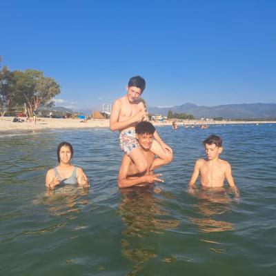 Baignade avant de nettoyer la plage
