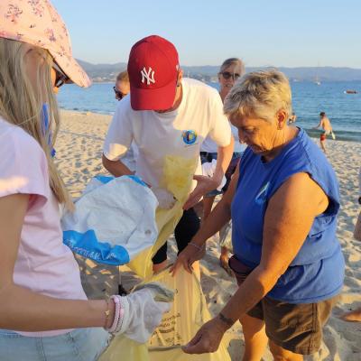 Nettoyage de la plage du Ricante avec Corsica Clean Nature