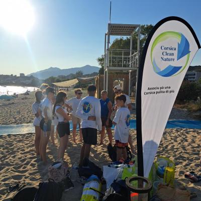 Nettoyage de la plage du Ricante avec Corsica Clean Nature