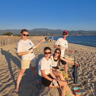 Nettoyage de la plage du Ricante avec Corsica Clean Nature