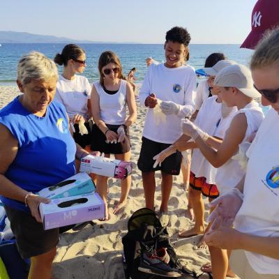 Nettoyage de la plage du Ricante avec Corsica Clean Nature
