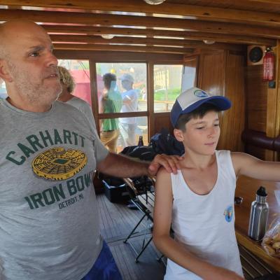 Visite du bateau pour Benoît, aveugle depuis son plus jeune âge 