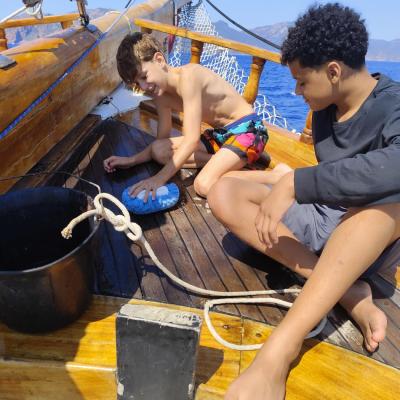 Nettoyage du pont par Arthur et Aaron 