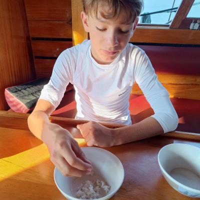 Un bon bol de riz au petit déjeuner pour Arthur. 