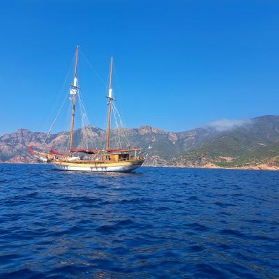 Le Bora Bora au mouillage à Girolata