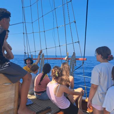 Le marin Kévin explique les noms et le vocabulaire à utiliser pour les voiles à bord 