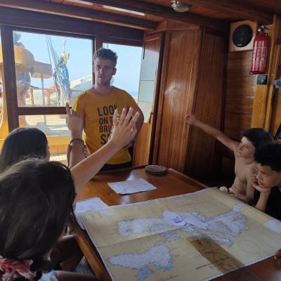 Le marin Kévin explique les noms et le vocabulaire à utiliser pour les voiles à bord 