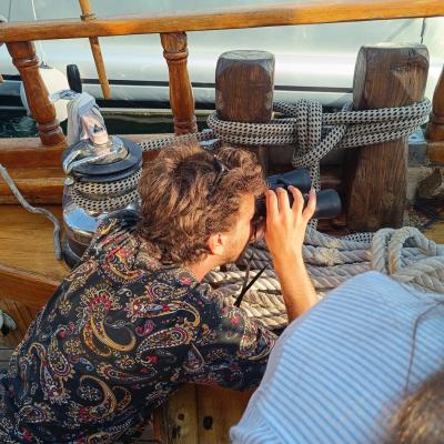 Léo indique la manœuvre de port