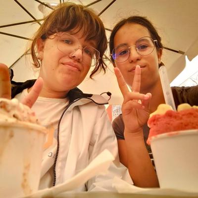 Louise et Marianne qui mangent une glace 