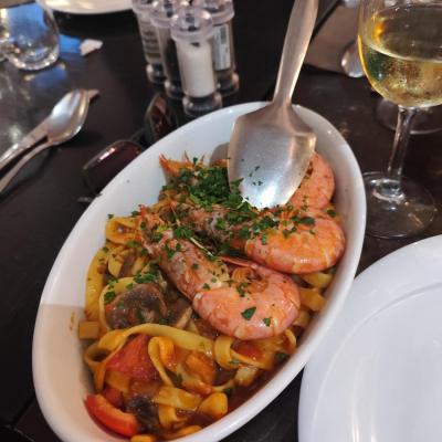 Accueil chaleureux dans un restaurant italien 