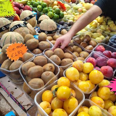 Achat de fruits au marché local 