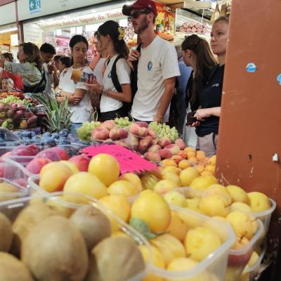 Achat de fruits au marché local 