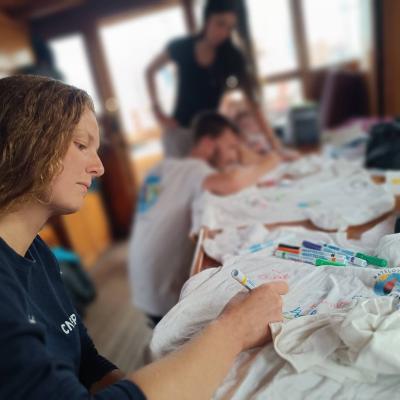 Dédicace en souvenir sur nos tee-shirts de matelots 