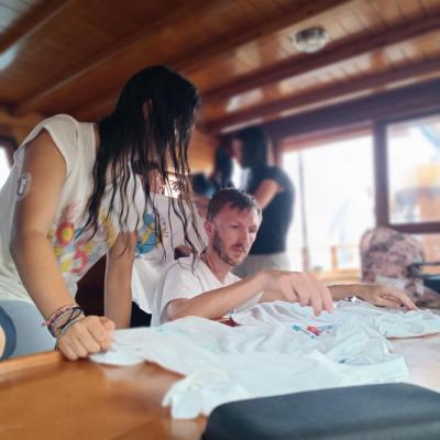 Dédicace en souvenir sur nos tee-shirts de matelots 