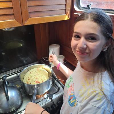 Elia à la cuisine