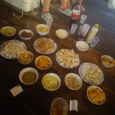 Préparation de l’apéro par les matelots 