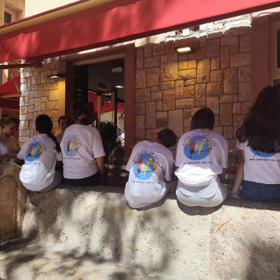 Les matelots expliquent l’association au responsable du magasin 