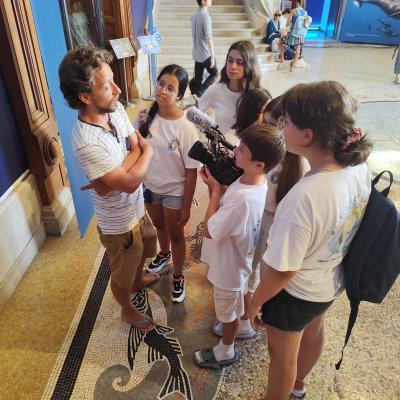 Les matelots inversent les rôles avec Léo
