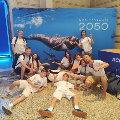 Le groupe devant l’affiche de l’exposition « Méditerranée 2050 »