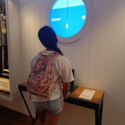 Marianne devant une animation de l’exposition