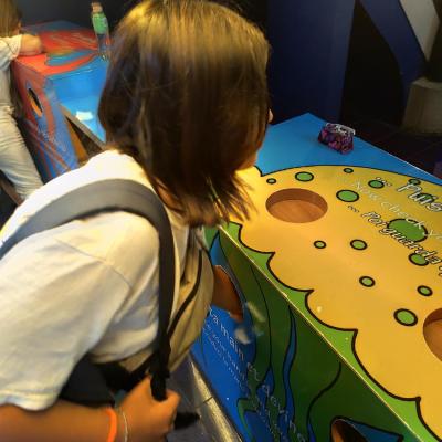Romane teste les différents jeux proposés 