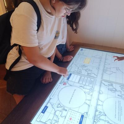Louise découvre le système de balisage en mer 