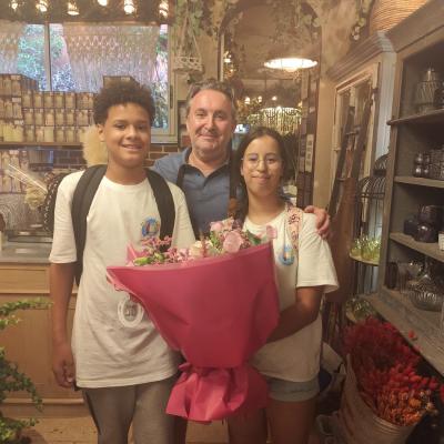 Aaron et Marianne prennent un bouquet pour Mme O’Connor 