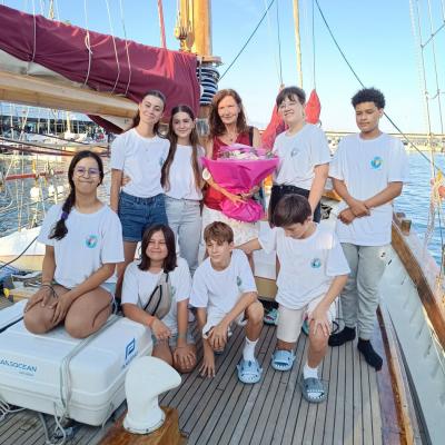Les matelots avec Mme O’Connor, directrice administrative de la Fondation Princesse Grace 