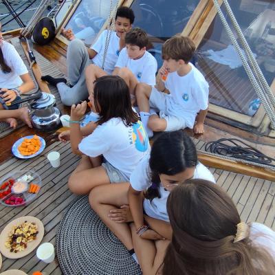 Les matelots partagent un bon repas 